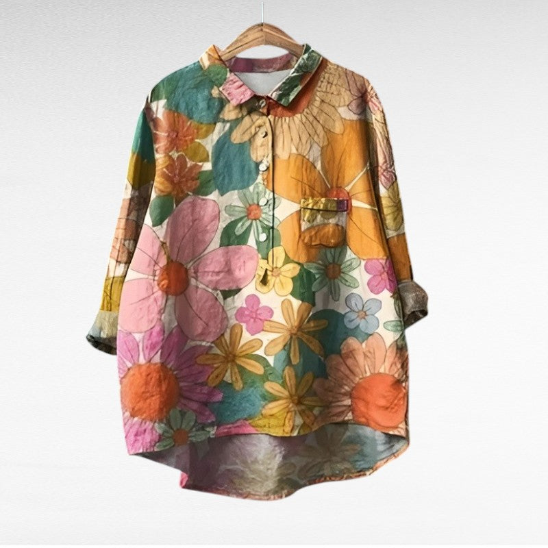 Elegantna vintage bluza Mireva Alma Ljubljana, prikazana na sliki, s poudarkom na kroju in detajlih za stiliziran videz.