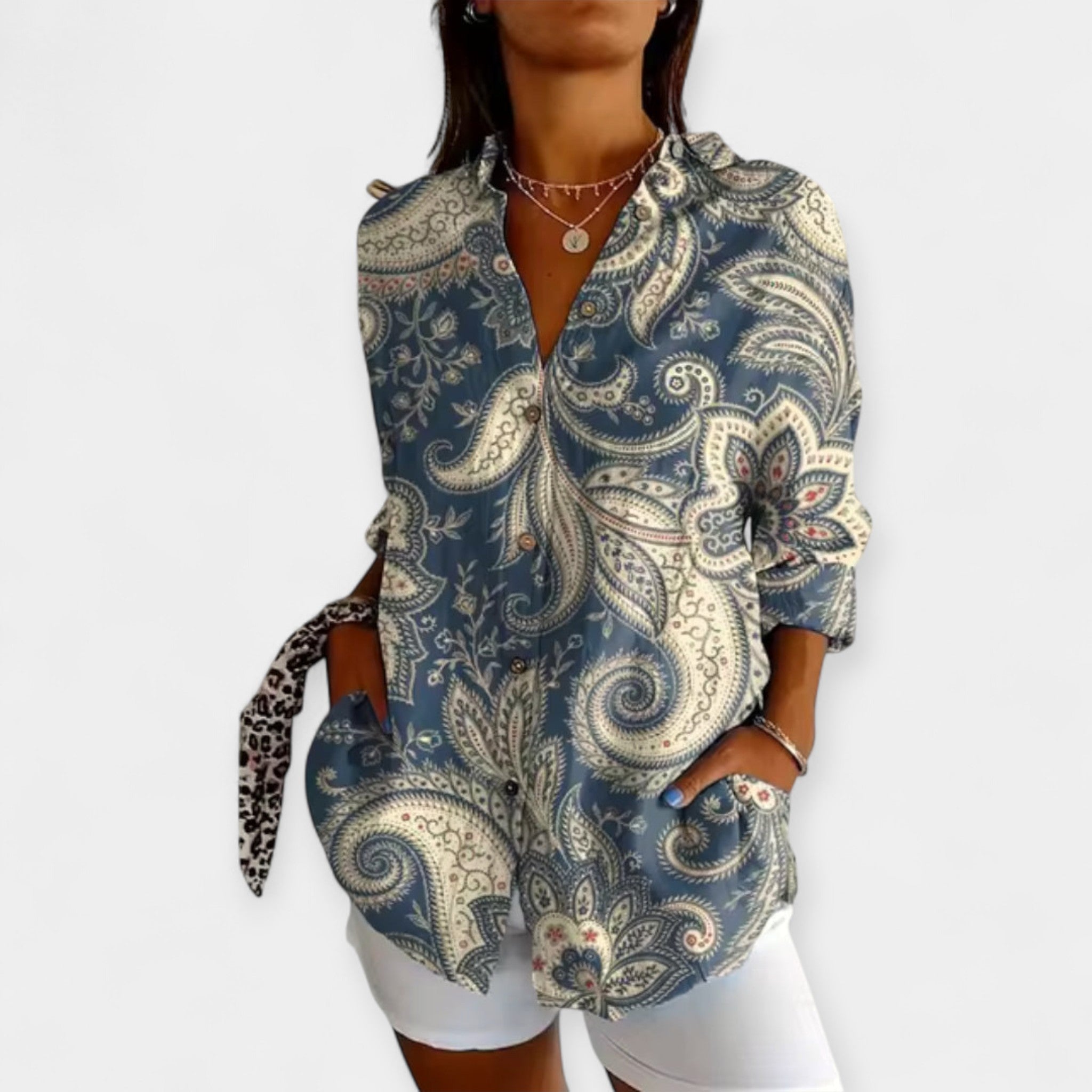 Bluza z Gumbi in Cvetnim Dizajnom