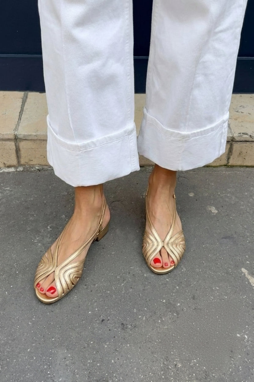 Metalik zlatne slingback sandale s okroglo konico in trakovi