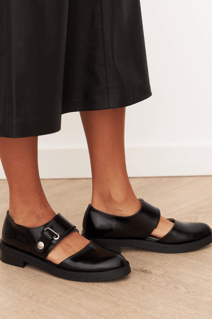 Balerinke slingback z izrezom in okroglo konico v enotni barvi
