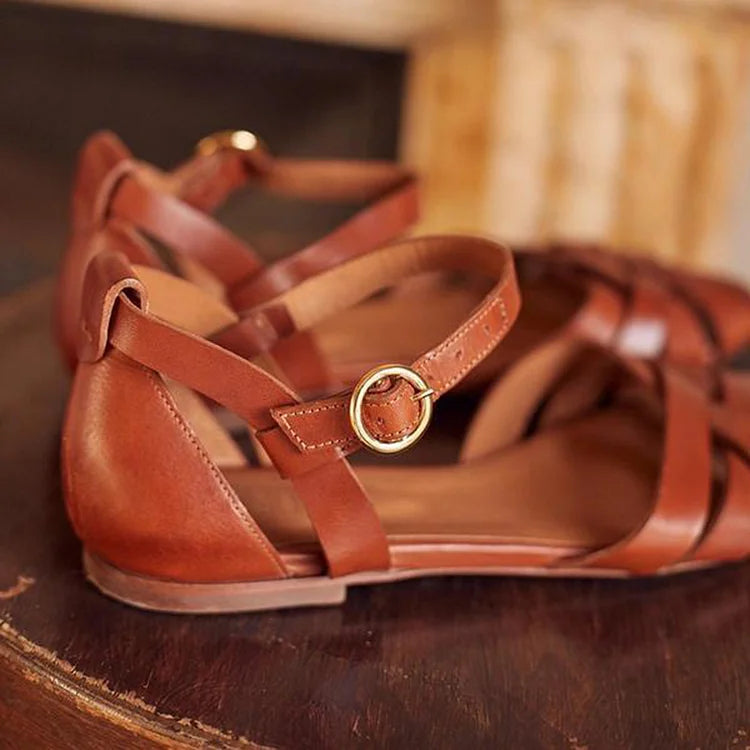 Sandali cut-out peep toe v enotni barvi s trakcem okoli gležnja in zaponko