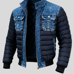 Nikola – klasična dvostruka denim jakna Mila Ljubljana, modra in s sprednjimi gumbi, na modelu.