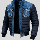 Nikola – klasična dvostruka denim jakna Mila Ljubljana, modra in s sprednjimi gumbi, na modelu.