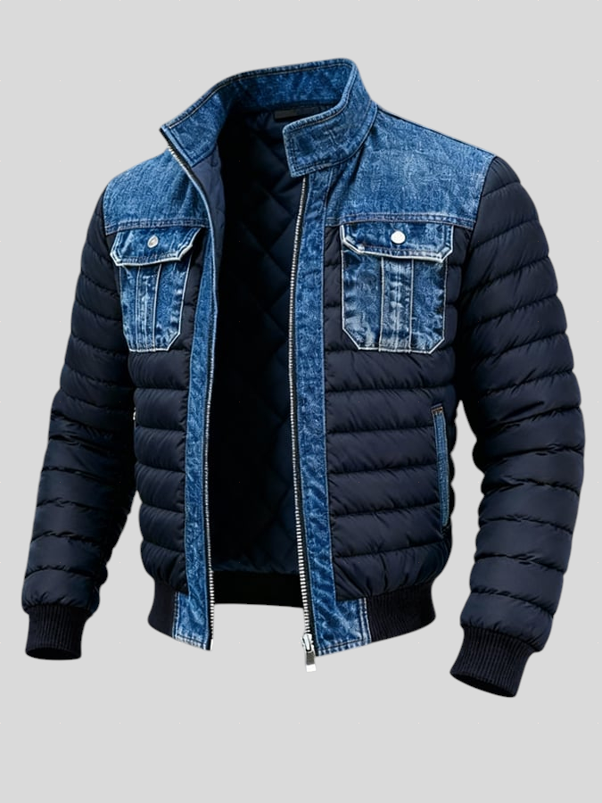 Nikola – klasična dvostruka denim jakna Mila Ljubljana, modra in s sprednjimi gumbi, na modelu.
