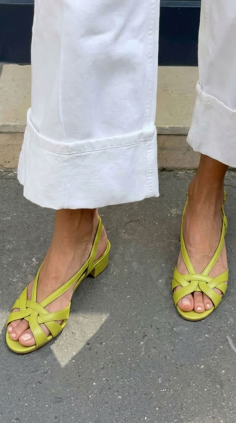 Slingback sandali v nude barvi iz usnja z prepletenimi trakovi in nizko peto
