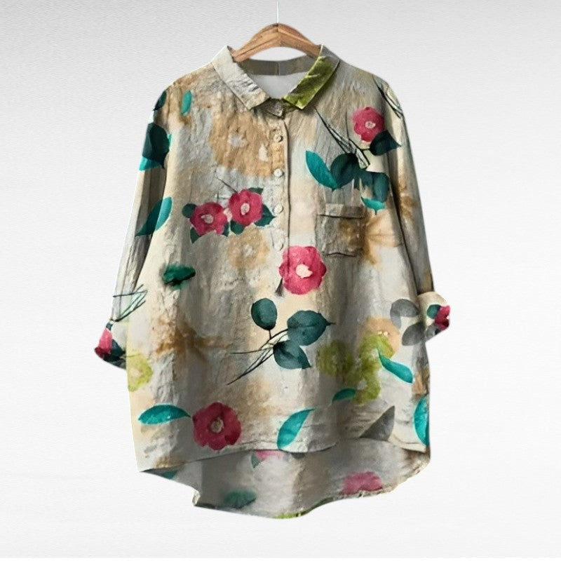 Elegantna vintage modra bluza Mireva iz Alma Ljubljana, prikazana na sliki, z razpoloženjem in podrobnostmi.