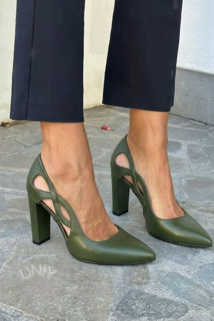 Décolleté cut-out s konico iz ekološke usnje s blok peto