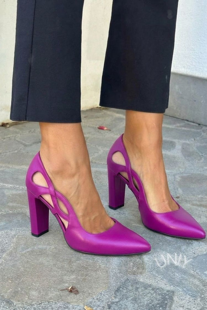 Décolleté cut-out s konico iz ekološke usnje s blok peto