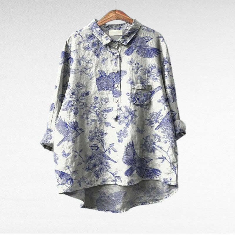 Elegantna vintage modra bluza Alma Ljubljana Mireva s čipkastimi detajli in razporkom na rokavih, prikazana na modelu.