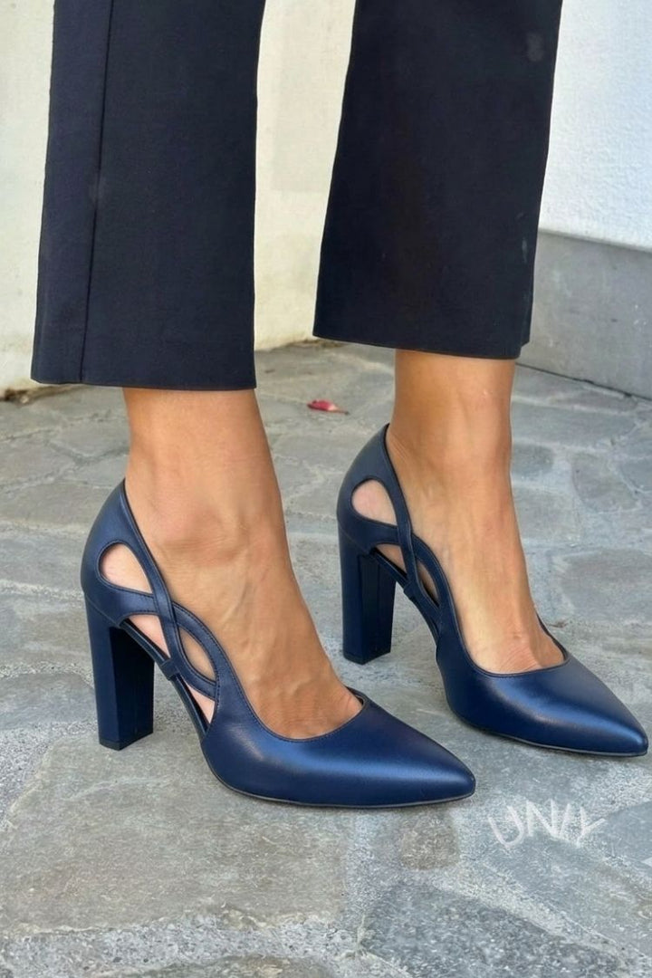 Décolleté cut-out s konico iz ekološke usnje s blok peto