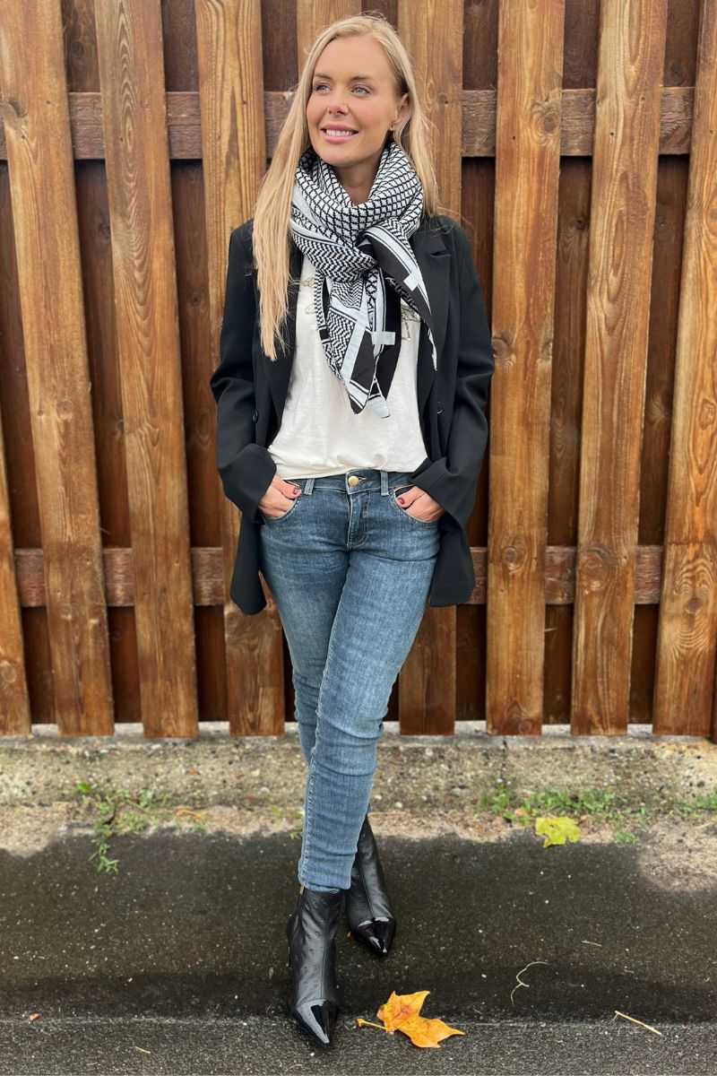 Siv šal Mila Ljubljana Imperial, mehki francoski šal od French Laundry, prikazan na modelu.