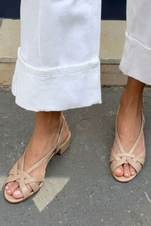 Slingback sandali v nude barvi iz usnja z prepletenimi trakovi in nizko peto