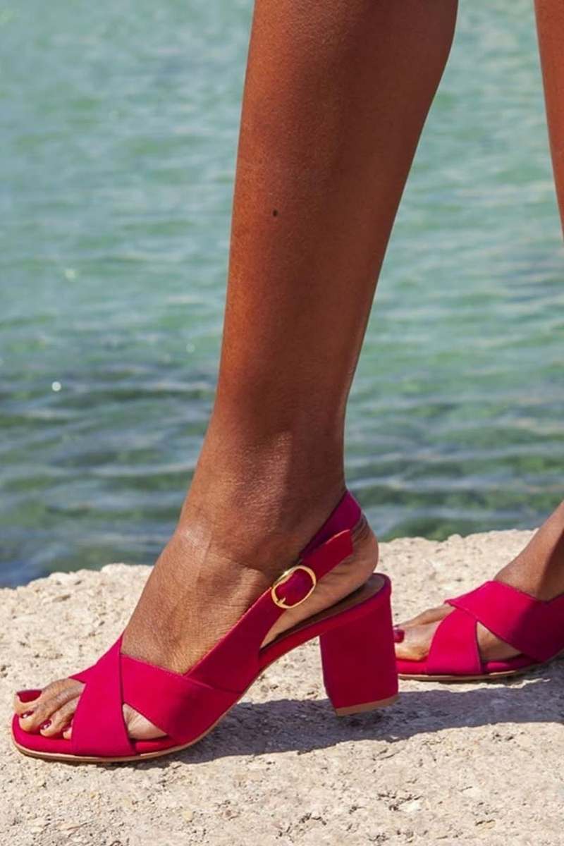 Slingback sandali iz semiša z prepletenimi trakovi in blok peto