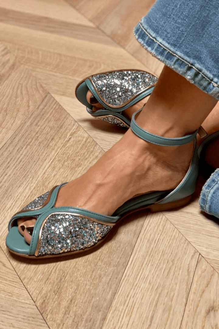 Sandali peep toe s sijočim patchworkom in zaponko za gleženj