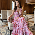 Maxi obleka Alma Ljubljana Nori z rožnatim vzorcem in halter ovratnikom, elegantna in sodobna ženska oblačila
