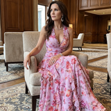 Maxi obleka Alma Ljubljana Nori z rožnatim vzorcem in halter ovratnikom, elegantna in sodobna ženska oblačila