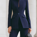 Elegantni blazer in hlače iz seta Solenne Alma Ljubljana, v črni barvi z modernim krojem.