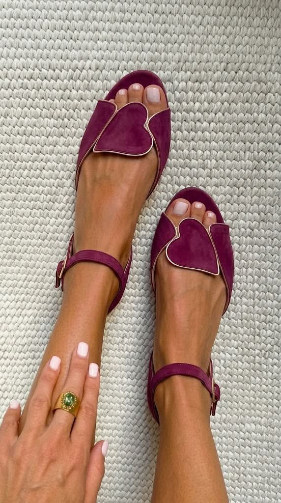 Roza sandali z odprto konico, z zapenjanjem okoli gležnja in srčnim vzorcem