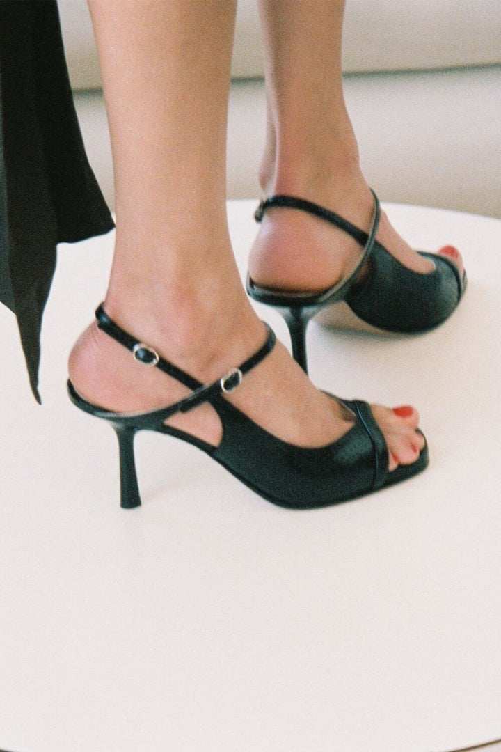 Čevlji s peto slingback z učinkom kače črni z odprto konico