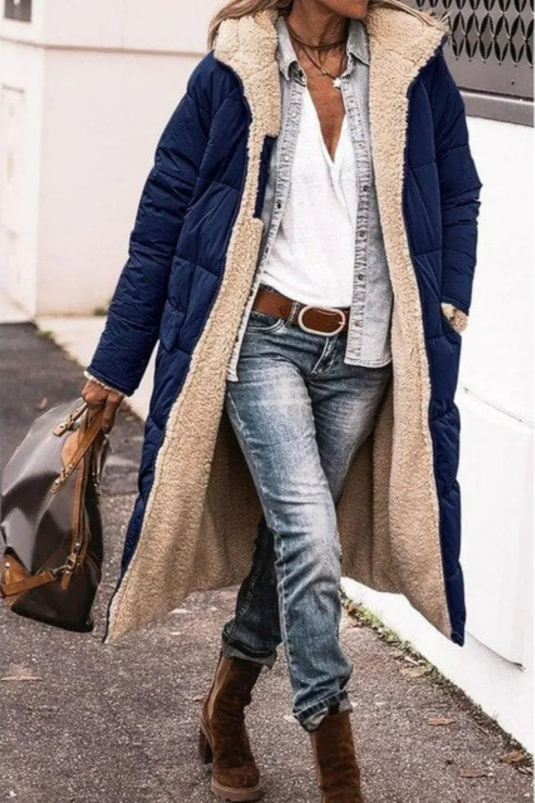 Mila Ljubljana Jasna elegantni kaput, okreten in modno oblikovan, prikazan na ženski model z elegantenim slogom.