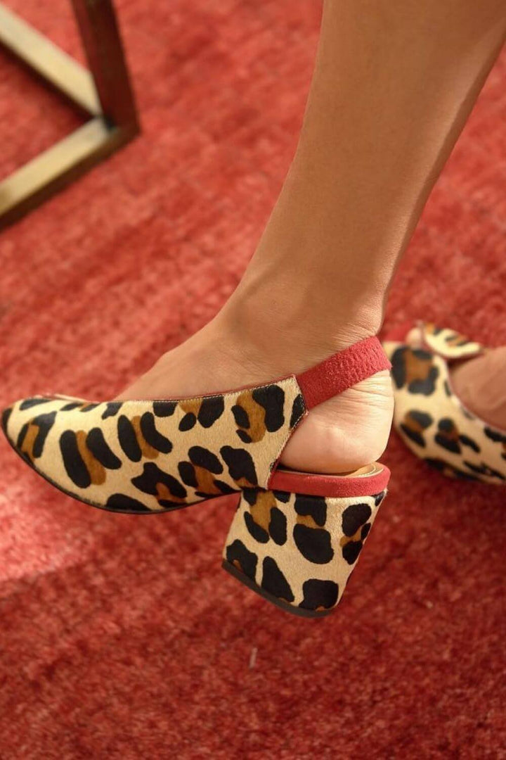 Široki petni slingback peep toe z rafiniranim leopardjim vzorcem v kaki barvi