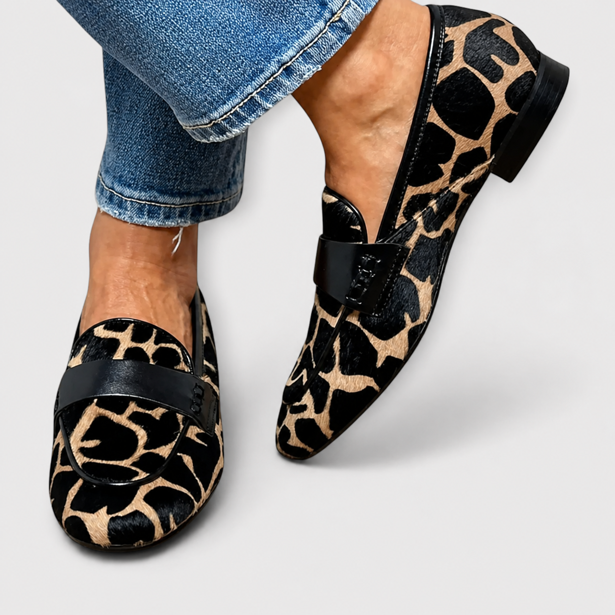 Léonie™ leopardovske mokasini Alma Ljubljana, usnjeni čevlji z leopardjim vzorcem, udobna in elegantna obutev za vsak dan.
