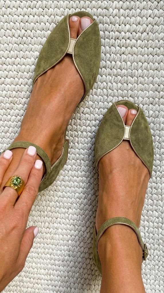 Chic modre balerinke s peep toe in kovinskim robom