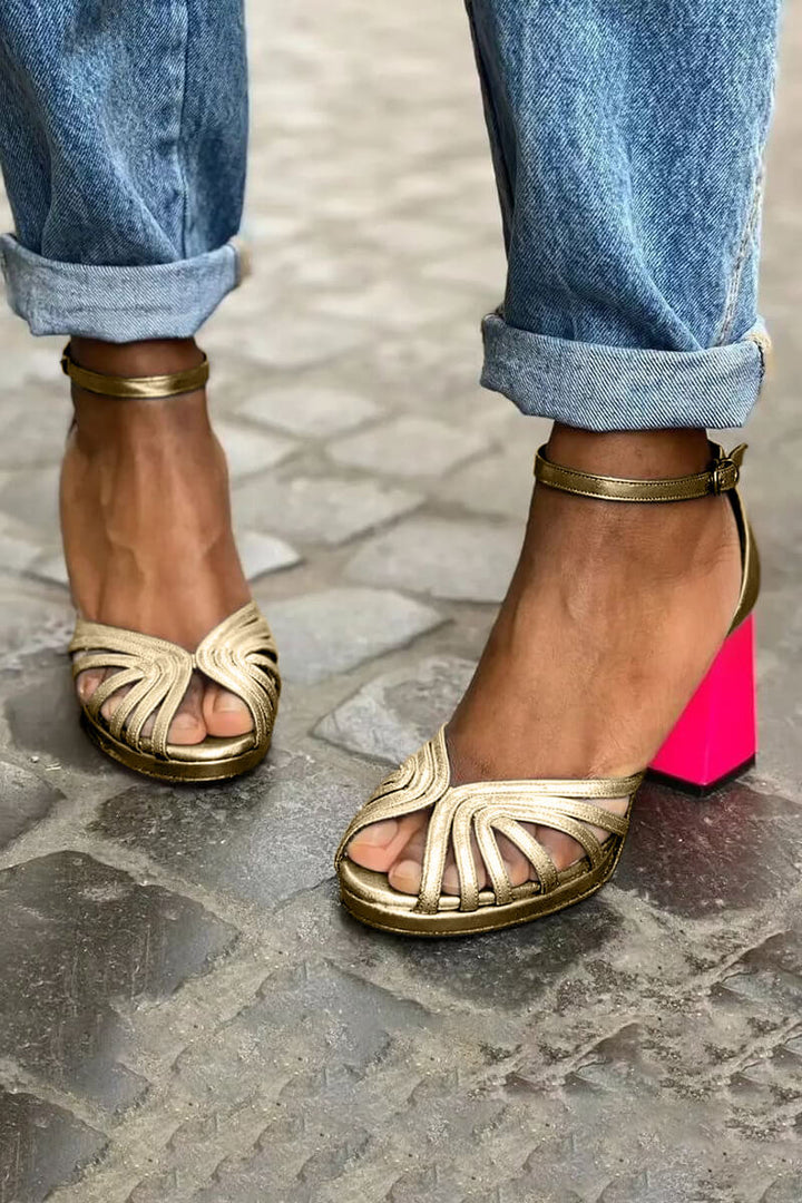 Široki peep toe čevlji v barvnem bloku z elegantnim sijajem in gležnjarjem