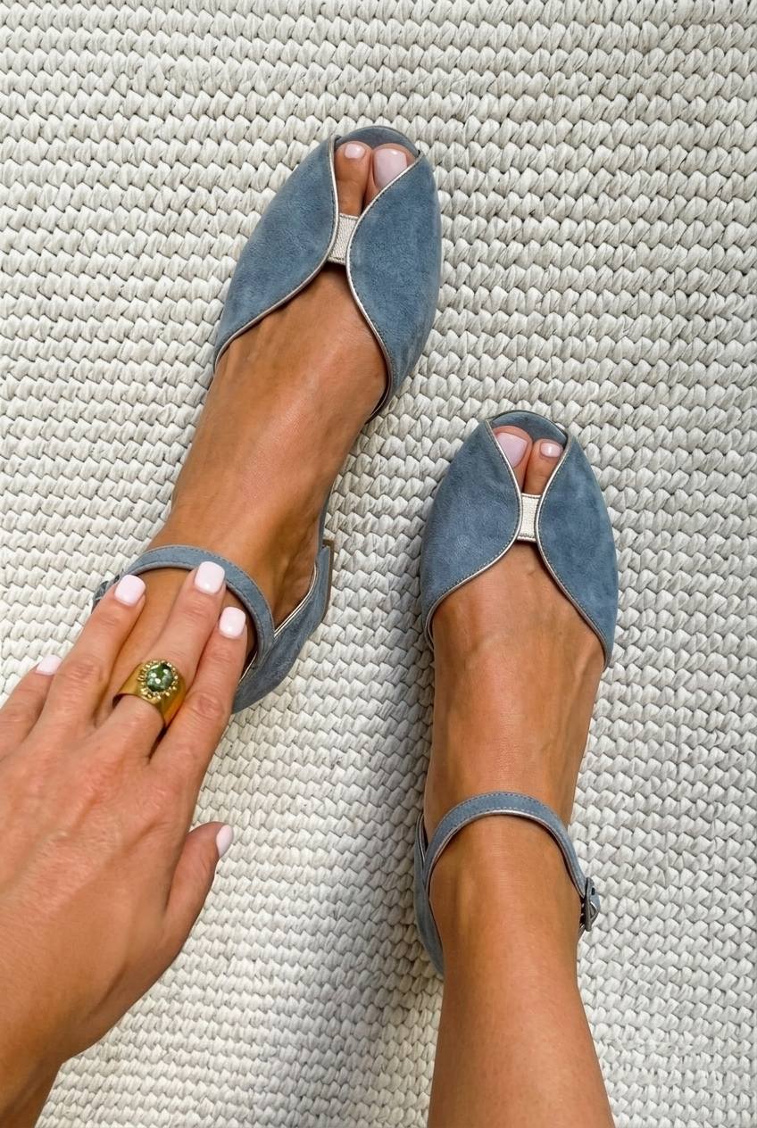Chic modre balerinke s peep toe in kovinskim robom