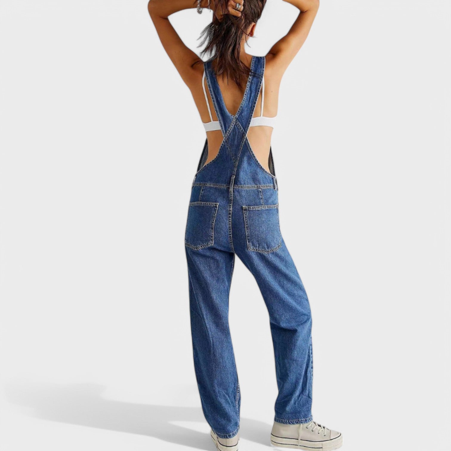 Dora kombinezon iz jeansa Mila Ljubljana, nazaj prikazan, modro barvo in ženski stil, s žepki in gumijastim pasom.