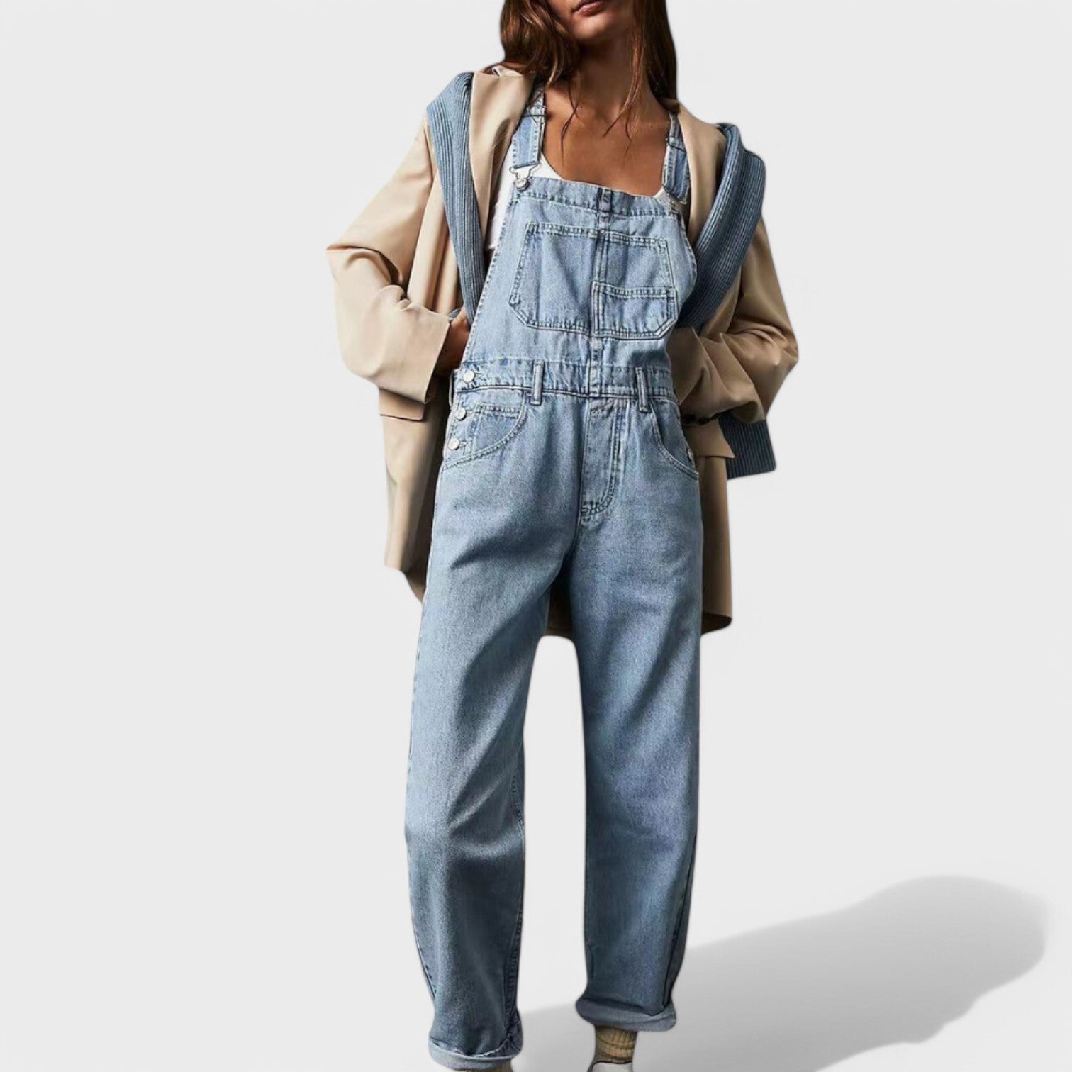 Modni modro jeans kombinezon Dora iz Mila Ljubljana, prikazan na modelu z naravnim videzom in stilskimi podrobnostmi