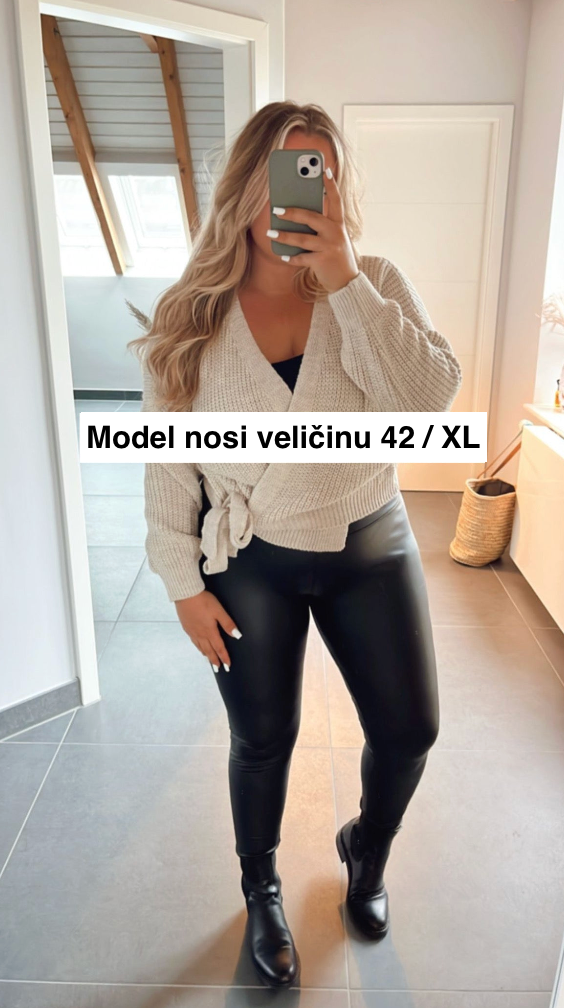 Črne legice Lana z izgledom kože, Mila Ljubljana, na modelu, prikazujejo moden in oprijeten kroj.