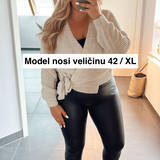 Črne legice Lana z izgledom kože, Mila Ljubljana, na modelu, prikazujejo moden in oprijeten kroj.