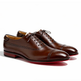 Čevlji Matej Oxford Royal Brogue znamke Mila Ljubljana, rjavi usnjeni moški gležnarji z brogue detajli na beli podlagi.