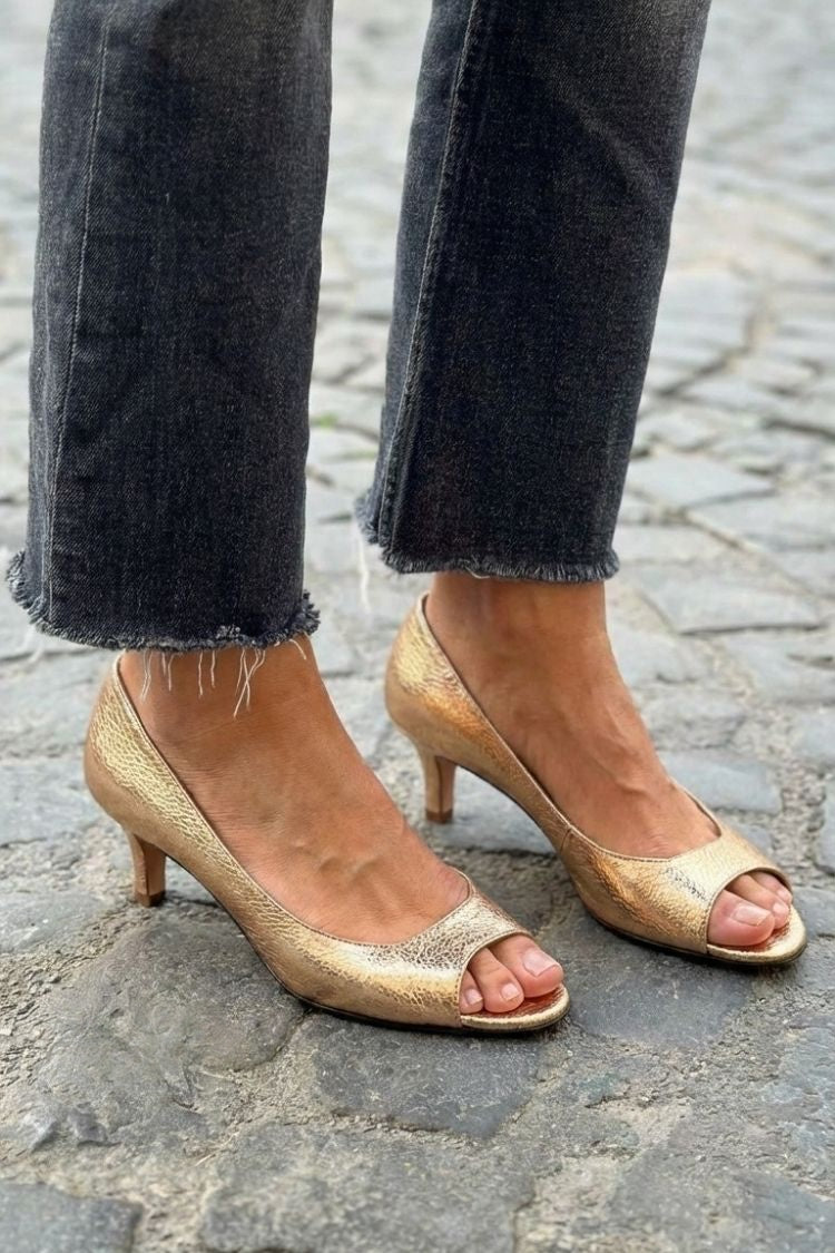 Črne kitten peep toe metallizirane čevlje v zlatem šampanjcu