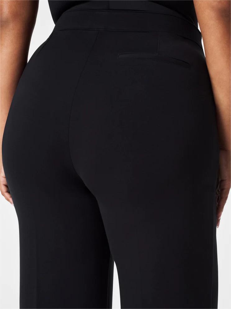 Elegantni in reliefni FitCurve™ hlače