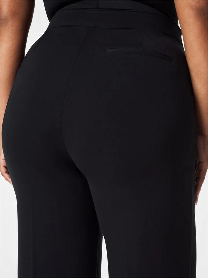 Elegantni in reliefni FitCurve™ hlače