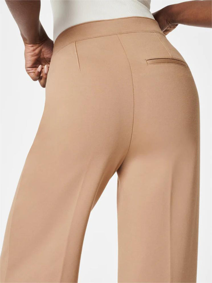 Elegantni in reliefni FitCurve™ hlače