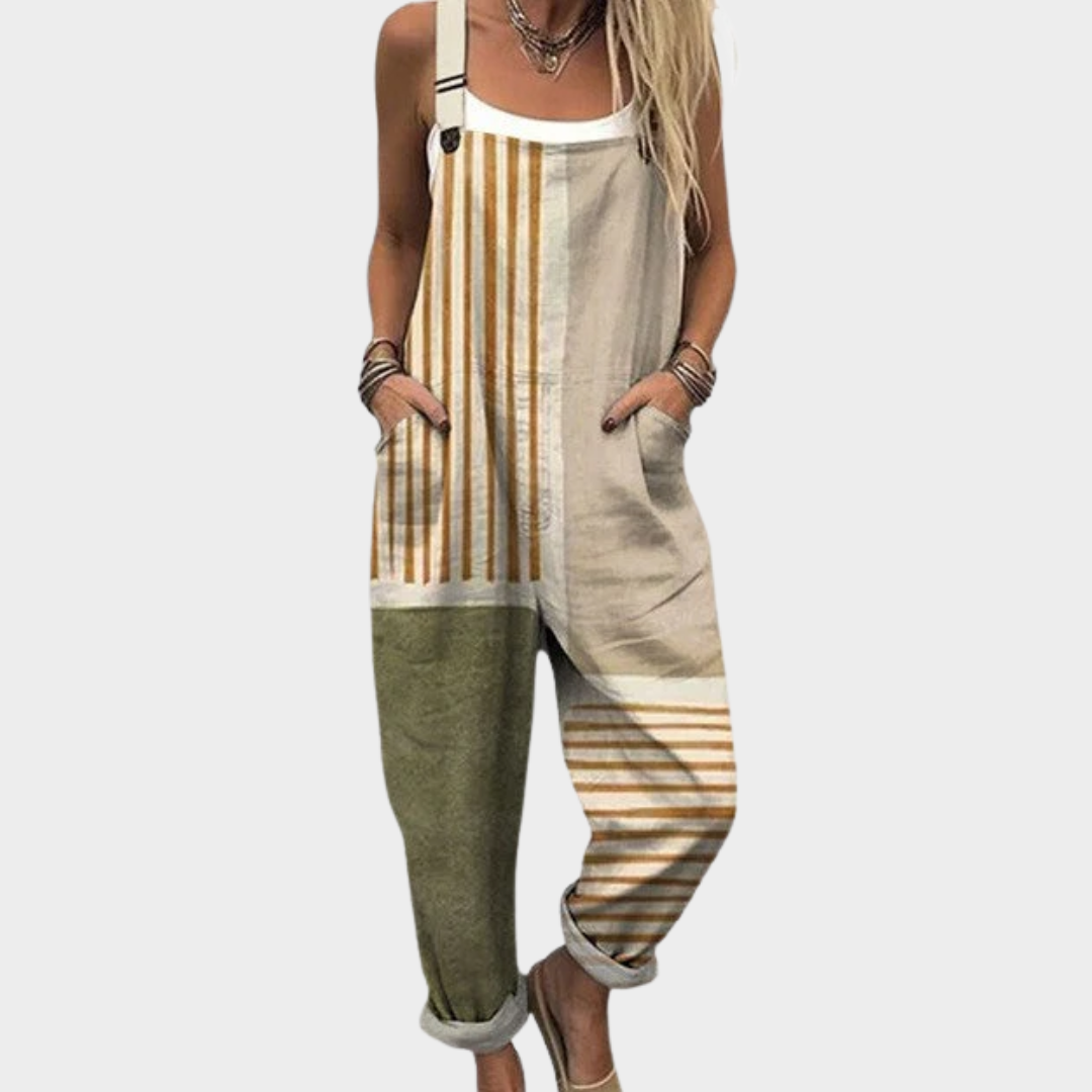 Udoben potiskan kombinezon Alma Ljubljana, modni jumpsuit z vzorci na beli podlagi, primeren za vsakodnevno nošenje.