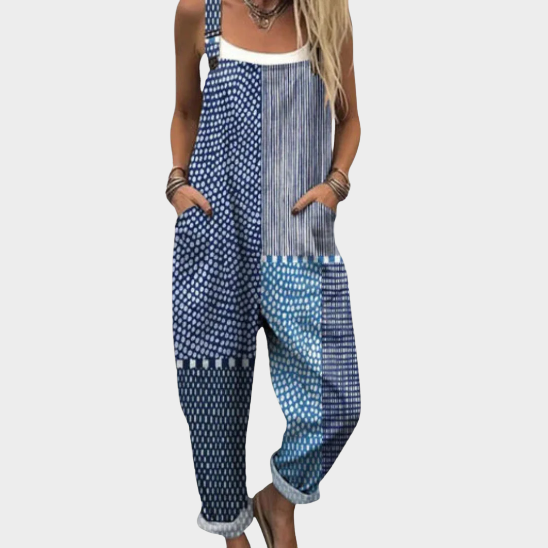 Udobna potiskana salopeta Alma Ljubljana, ženski jumpsuit z vzorcem in udobnim krojem, na belem ozadju.