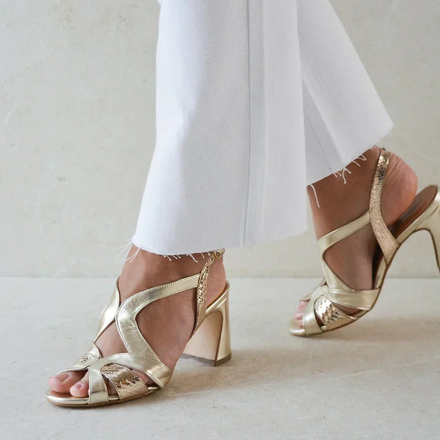 Široki visokotlačni cut-out peep toe sijajnega nepravilnega dizajna