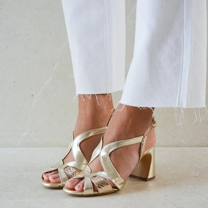 Široki visokotlačni cut-out peep toe sijajnega nepravilnega dizajna