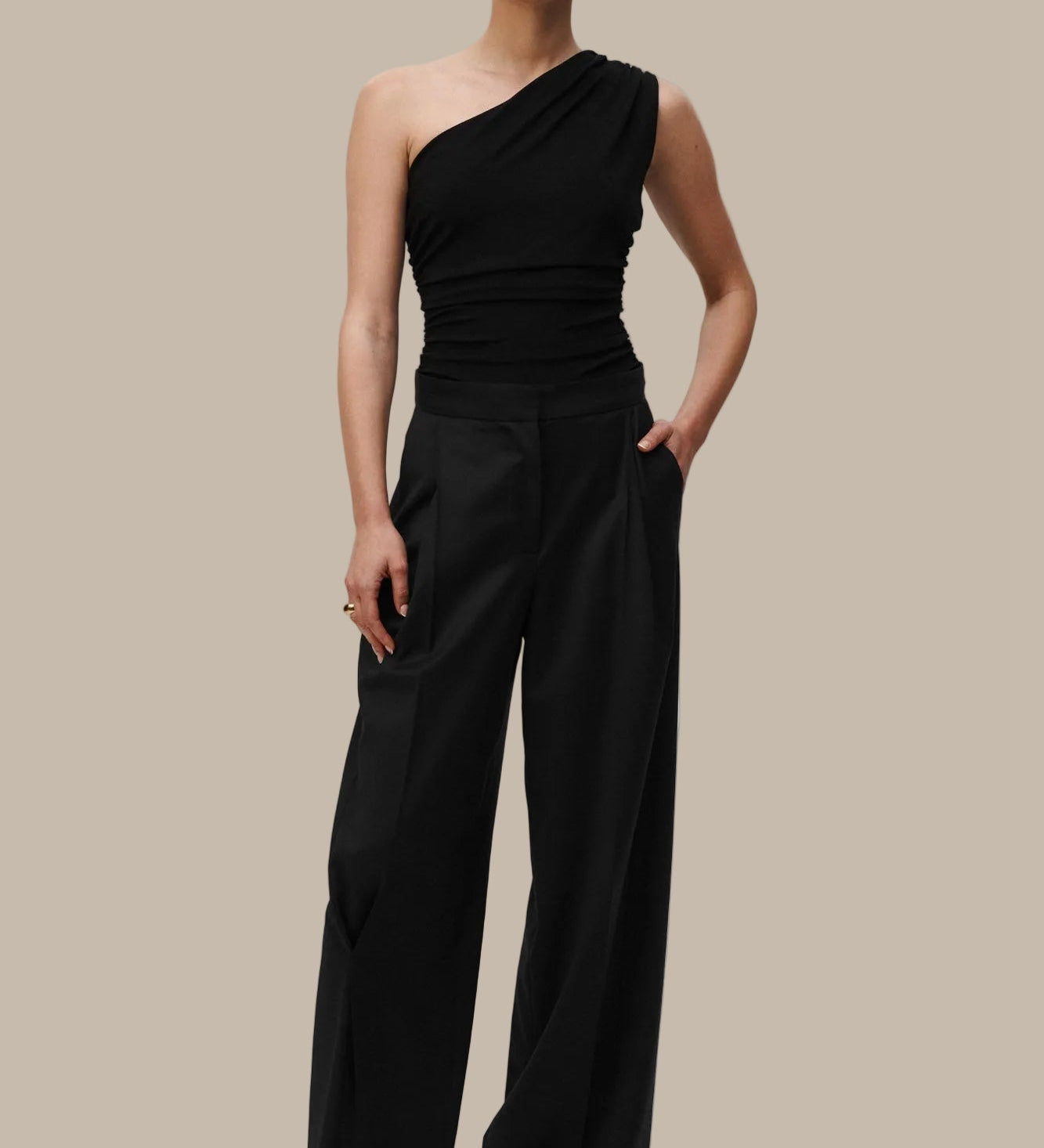 Črna bodysuit Flair od Mila Ljubljana, elegantna obleka za vsakodnevno ali večerno uporabo, brez rokavov in s prilegajočim krojem.