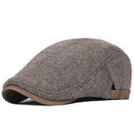 Premium moška beret Alma Ljubljana, modna črna klobuk, usnjena notranjost in eleganten videz na beli podlagi.