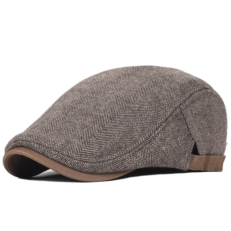Premium moška beret Alma Ljubljana, modna črna klobuk, usnjena notranjost in eleganten videz na beli podlagi.