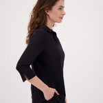 Mila Ljubljana Nika potna majica z ovratnikom, modra, s kratkimi rokavi in udobnim krojem, prikazana na fotografiji.