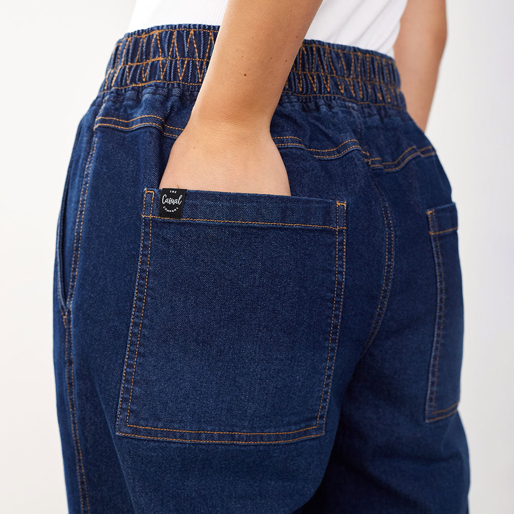 Modre kavbojke Kia iz Mila Ljubljana, klasične denim hlače za vsakdanjo rabo, prikazane v živo na sliki.