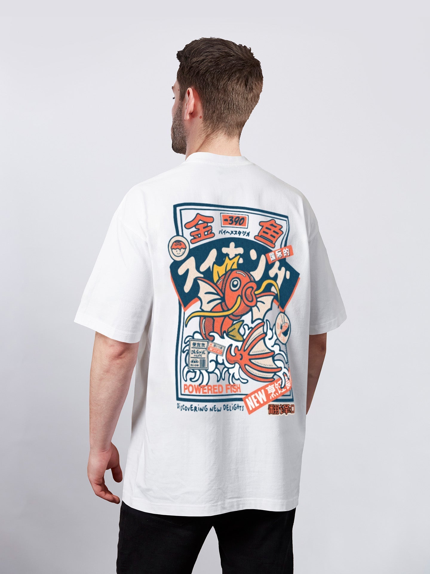 Bela moška majica T-shirt Šimun Koi King z grafikoi koi ribe, Mila Ljubljana, sprednja stran, casual stil.