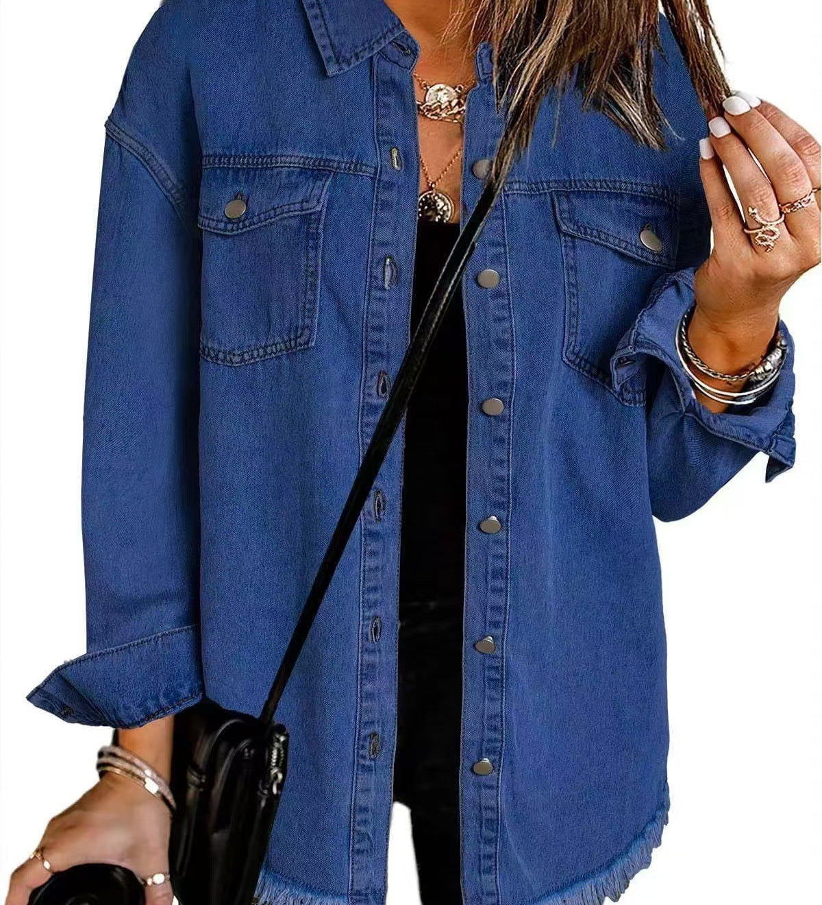 Modra večna denim jakna Marija od Mila Ljubljana, prikazana na modelu s spuščenimi rokavi in razporkom na prednji strani.