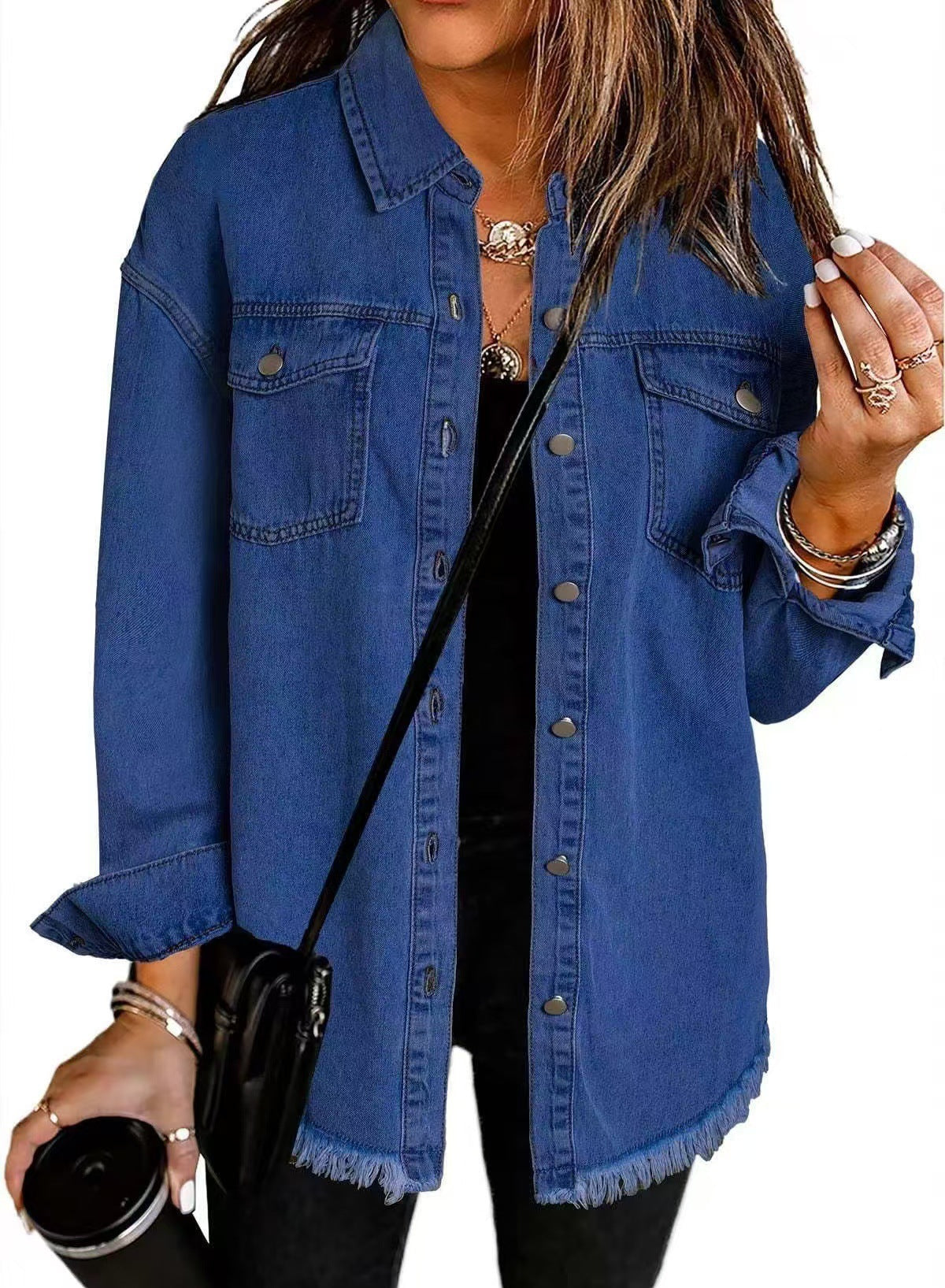 Modra večna denim jakna Marija od Mila Ljubljana, prikazana na modelu s spuščenimi rokavi in razporkom na prednji strani.